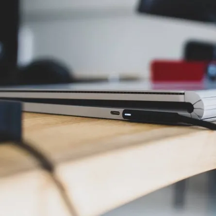 صورة لاب توب موصل بالشاحن