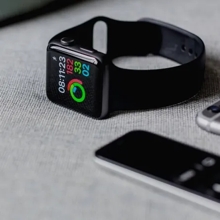 صورة لهاتف آيفون وساعة أبل الذكية