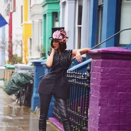 بسمة بوسيل بالبنطلون الجلد الأسود مغ بليزر طويل بدون أكمام