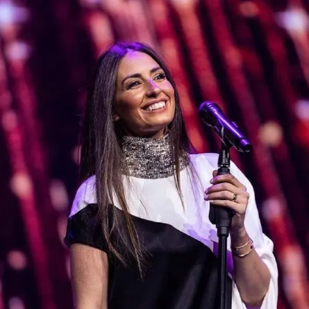 هبة طوجي تتألق في حفلها بمدينة العلا السعودية بأساور من دور مجوهرات عالمية