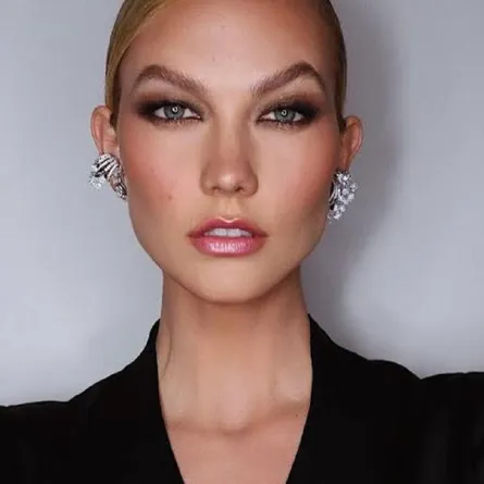 أقراط ANA KHOURI-الصورة من حساب مصفف الشعر Dawson Hiegert