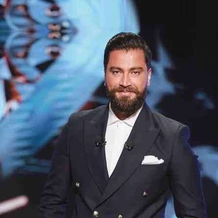 معتصم النهار ببدلة رسمية كلاسيكية 