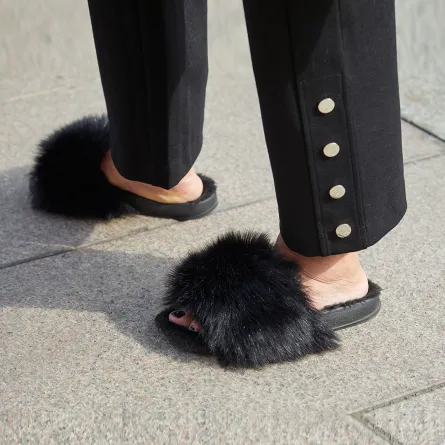 أحذية من الفرو لإطلالة دافئة في الشتاء