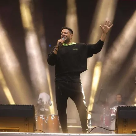 حماقي بالهودي الأسود والبنطلون الرياضي