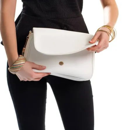 تنظيف الحقيبة الجلدية البيضاء 