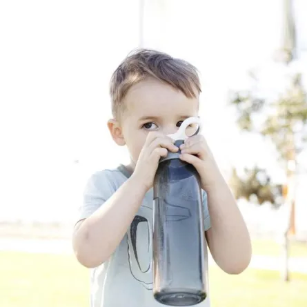 صورة لطفل يشرب الماء