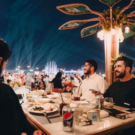 مطعم داخل منطقة البوليفارد حول النافورة - الصورة من حساب موسم الرياض بتويتر