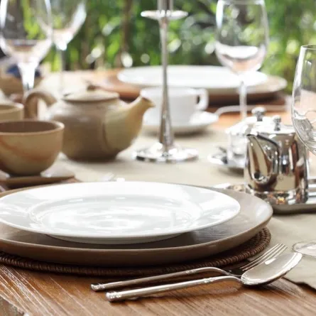 أخطاء إتيكيت المائدة 