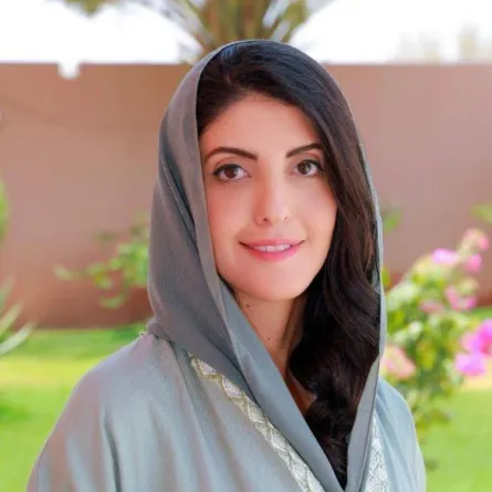 ضيفة بيت سيدتي الزجاجي 