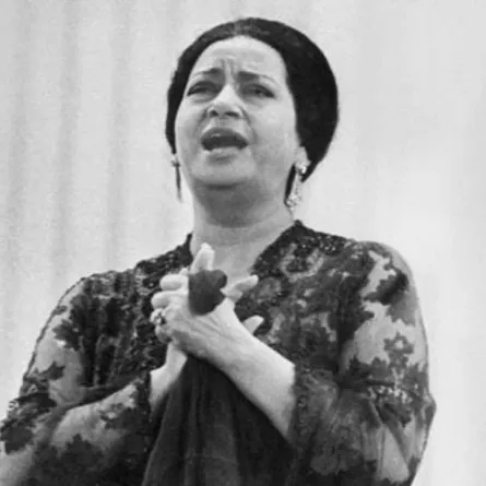 أم كلثوم حاضرة في موسم الرياض بتقنية الهولوجرام