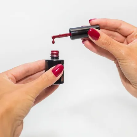 طرق إزالة طلاء الأظافر من الأريكة، مهما كان قماشها