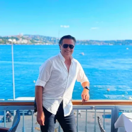 راغب علامة بقميص أبيض مع بنطلون جينز 