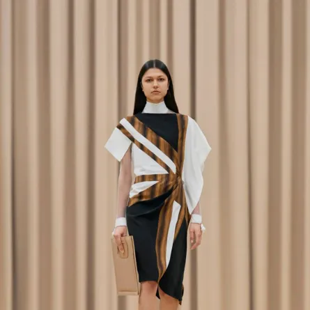 فستان ميدي بتوب واسع باللون الأبيض والبيج والبني مع تنورة سوداء ضيقة 