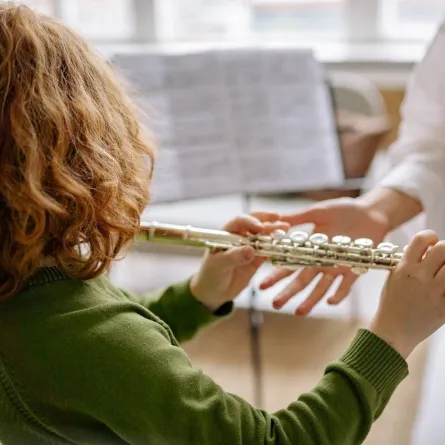 صورة لطفل يعزف الموسيقى