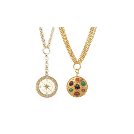 قلادات على شكل ميدالية