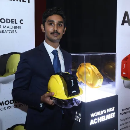 صورة أول خوذة مكيفة في العالم بمعرض إكسبو 2020