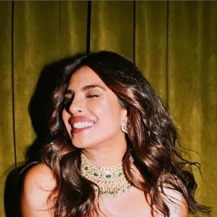 بريانكا شوبرا تتألق بمجوهرات بطابع هندي-الصورة من حساب Arpita Mehta Official Page على انستغرام 