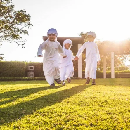 صورة أطفال صبيان يلعبون ويركضون