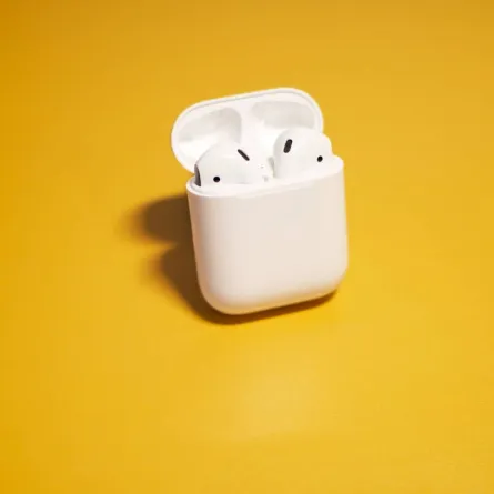 صورة سماعة آبل بيضاء