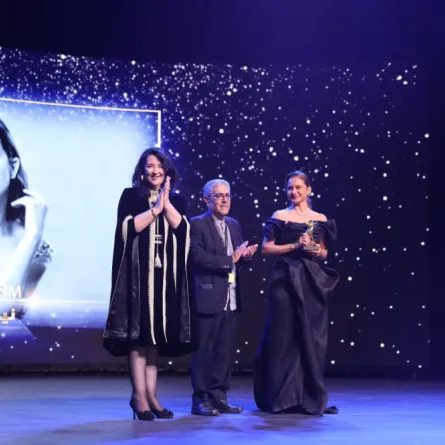  تكريم نيللي كريم من وزيرة الثقافة التونسية ومدير المهرجان قرطاج 