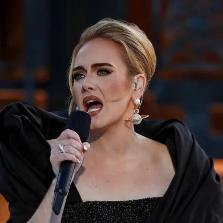 الصورة من صفحة علامة schiaparelli على انستغرام