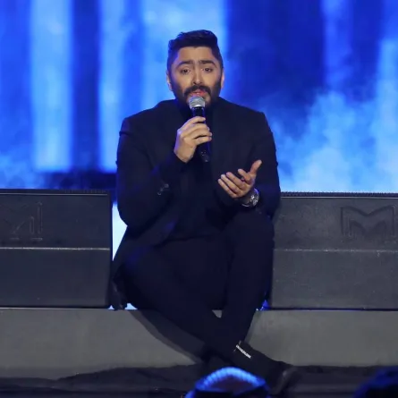 3الفنان تامر حسني وهو يغني ارجعلي