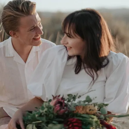 دلائلُ تؤكد أن خطيبك يحبك حقاً