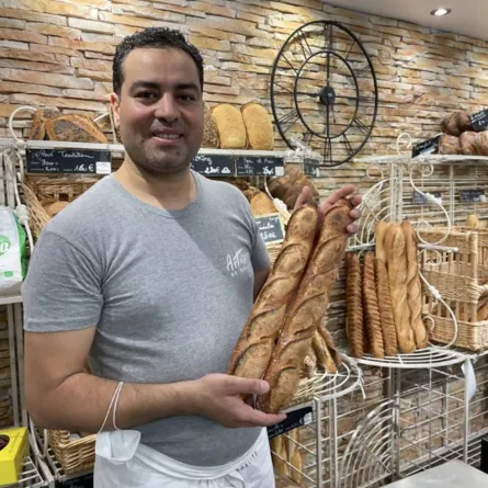 مكرم  من اصول تونسية فاز بجائة افضل خبازفي باريس