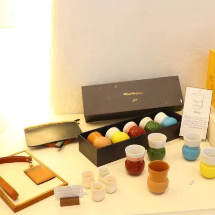 من محل قرمز