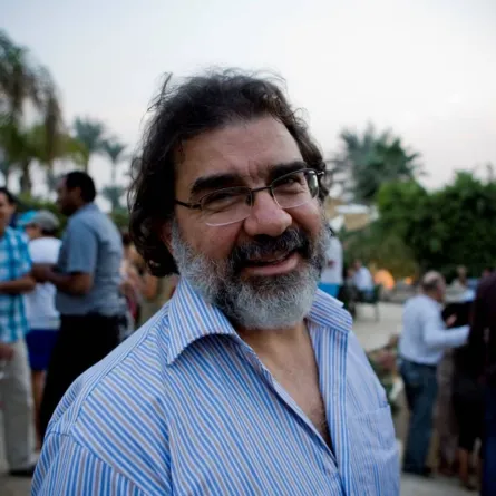 الدكتور محمود اللوزي - الصورة من حساب الجامعة الأمريكية على الفيس بوك