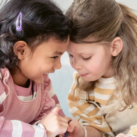 صورة لطفلتين تتكلمان