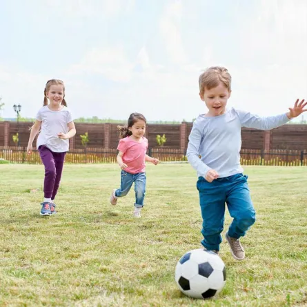 صورة أطفال يلعبون كرة القدم