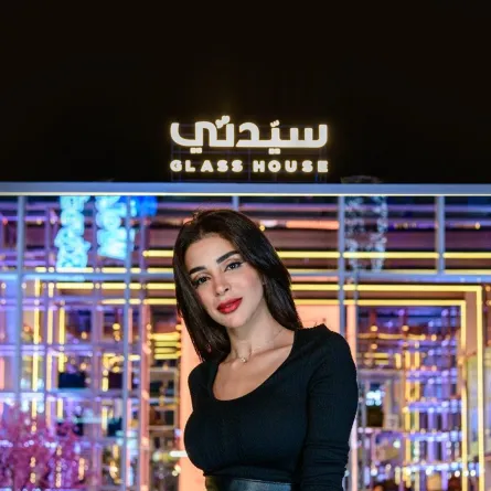 العنود سعود من داخل بيت سيدتي الزجاجي - تصوير محمد عثمان