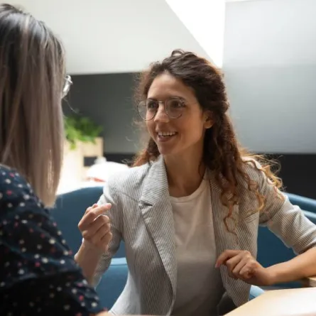 إتيكيت التعامل مع الزميل كثير الكلام في المكتب