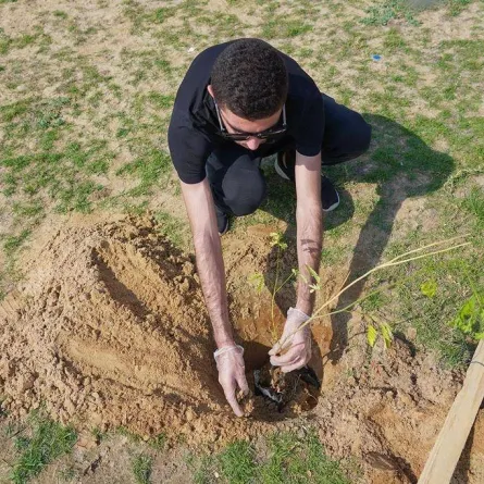 أحد الطلبة أثناء قيامة بزراعة شجرة ضمن مبادرة شرقية أجمل (الصورة من إدارة علاقات مؤسسة الأمير محمد بن فهد الإنسانية)
