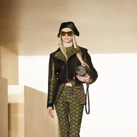 بنطلون ضيق كاروهات مع جاكيت قصير من الجلد الأسود