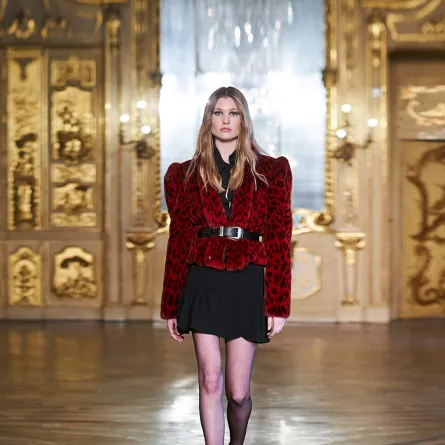 كيف ترتدين التنورة القصيرة مع الجوارب من براسكي Braschi