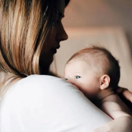 صورة أم تعني بمولودها بعد الولادة