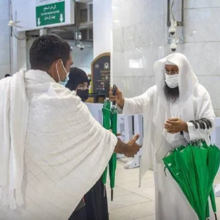 توزيع مظلات على المعتمرين - الصورة من واس