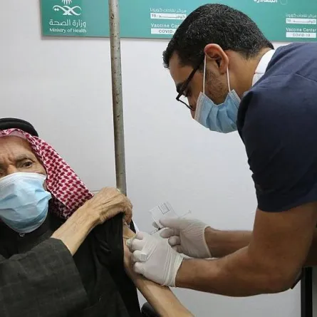 إتاحة الجرعة المنشطة لكبار السن. الصورة من واس