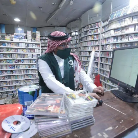 ضبط منشآت الأجهزة الإلكترونية والتسجيلات المنتهكة للحقوق