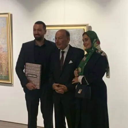 حلا شيحة ووالدها أحمد شيحة وزوجها معز مسعود خلال افتتاح المعرض -   الصورة من الصفحة الرسمية لجاليري بيكاسو على الانستغرام