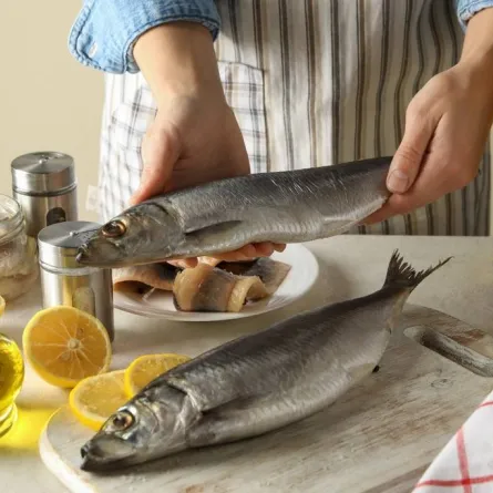 مكوّنات فعّالة تنزع رائحة السمك من اليدين