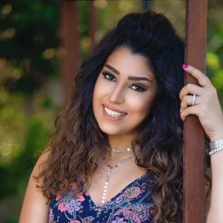 أيتن عامر بمجوهرات من الألماس مع ساعة بمينا دائرية