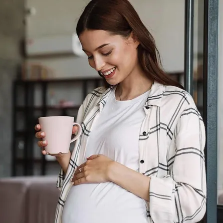 صورة لحامل تتناول مشروباً