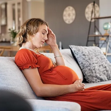 صورة لحامل تعاني من صداع الحمل