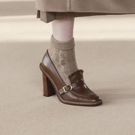 أحذية باللون البني