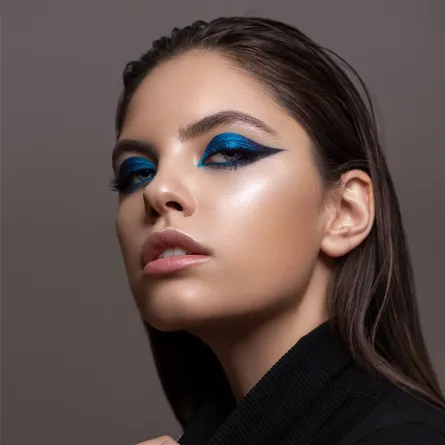 مكياج عيون غرافيكي لخريف 2021