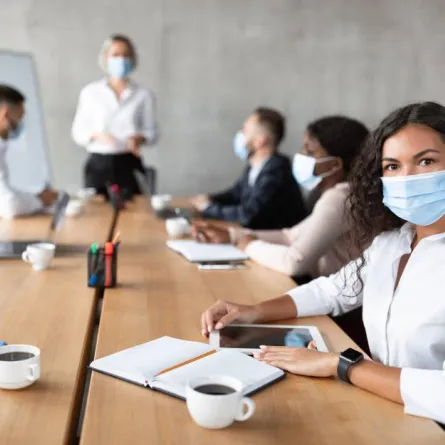 الالتزام بالإجراءات الاحترازية عند حضور اجتماعات العمل