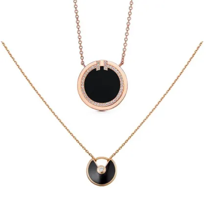 سلاسل مزيّنة بأحجار الأونيكس السوداء